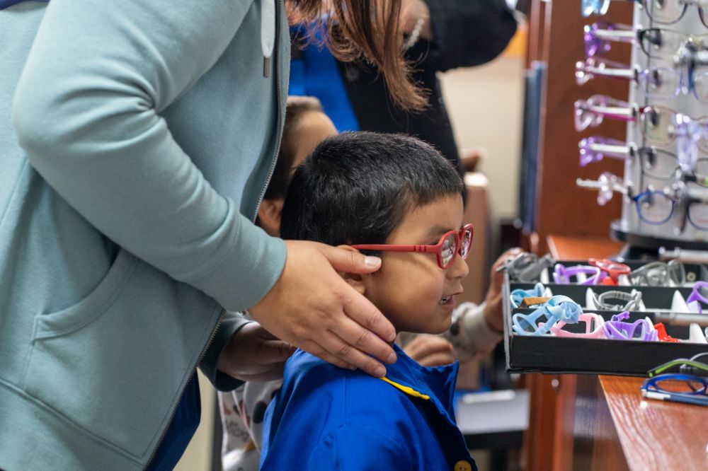 Más de 15 profesionales del Hospital Clínico de la Universidad de Chile y de la Sociedad Chilena de Oftalmología realizaron cerca de 500 atenciones a niños y niñas de Puerto Varas y Chiloé,
